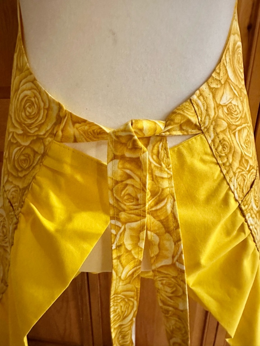 Yellow Rose Print Ruffled Apron - Picture 3 of 10